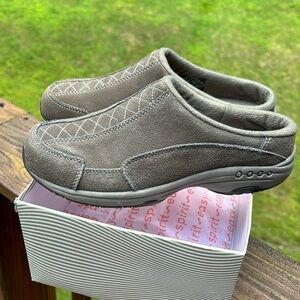 Easy Spirit brand women’s slip on shoes. Dark taupe in color size 6.5 M.